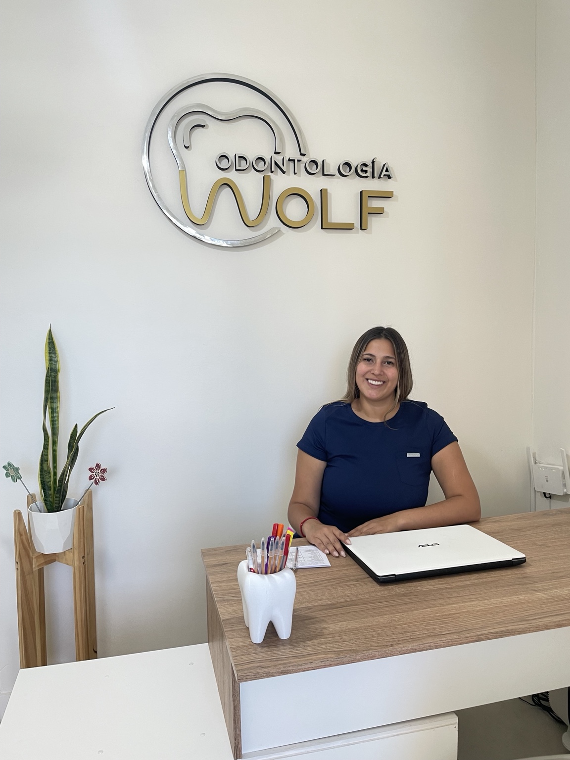 Dra. Wolf en recepción del consultorio